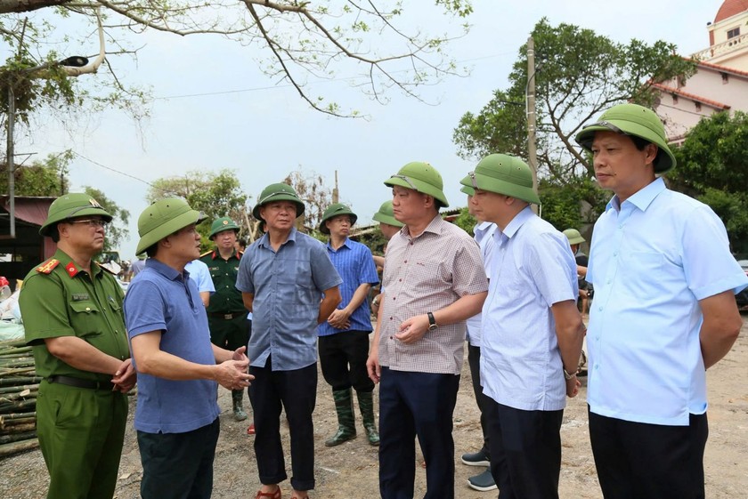 Chủ tịch UBND tỉnh, Trưởng ban Chỉ huy PCTT và TKCN kiểm tra công tác chống tràn đê bối tại xã Quỳnh Lâm.