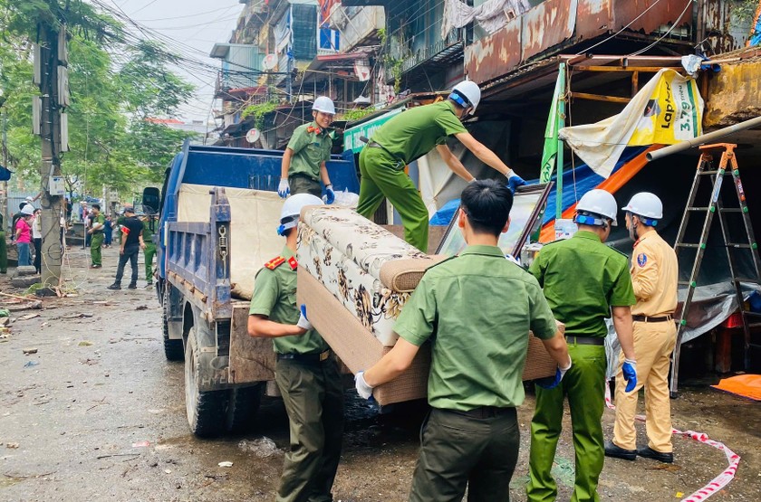 UBND quận Ngô Quyền cùng các lực lượng chức năng quận đã tổ chức hỗ trợ di chuyển tài sản của các hộ dân.