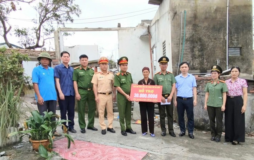 Đoàn công tác của TP Hạ Long đến thăm, trao tiền hỗ trợ 30 triệu đồng cho hộ dân tại phường Hà Khánh.