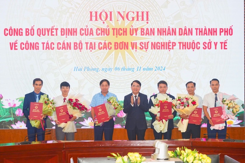 Phó Chủ tịch UBND TP trao Quyết định 