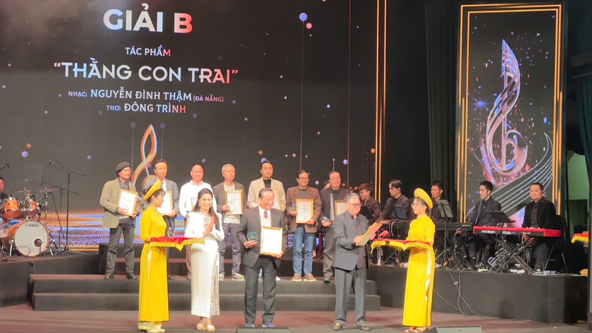 Bà Trần Thị Hoàng Mai, Giám đốc Sở Văn hoá &amp; Thể thao trao giải B cho các tác giả đoạt giải.