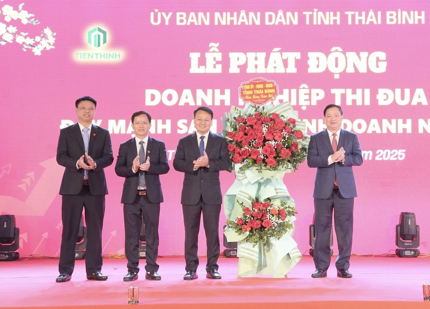 Ông Nguyễn Khắc Thận - Bí thư Tỉnh ủy tặng hoa chúc mừng Công ty Cổ phần Phát triển đầu tư và xây lắp Tiến Thịnh.