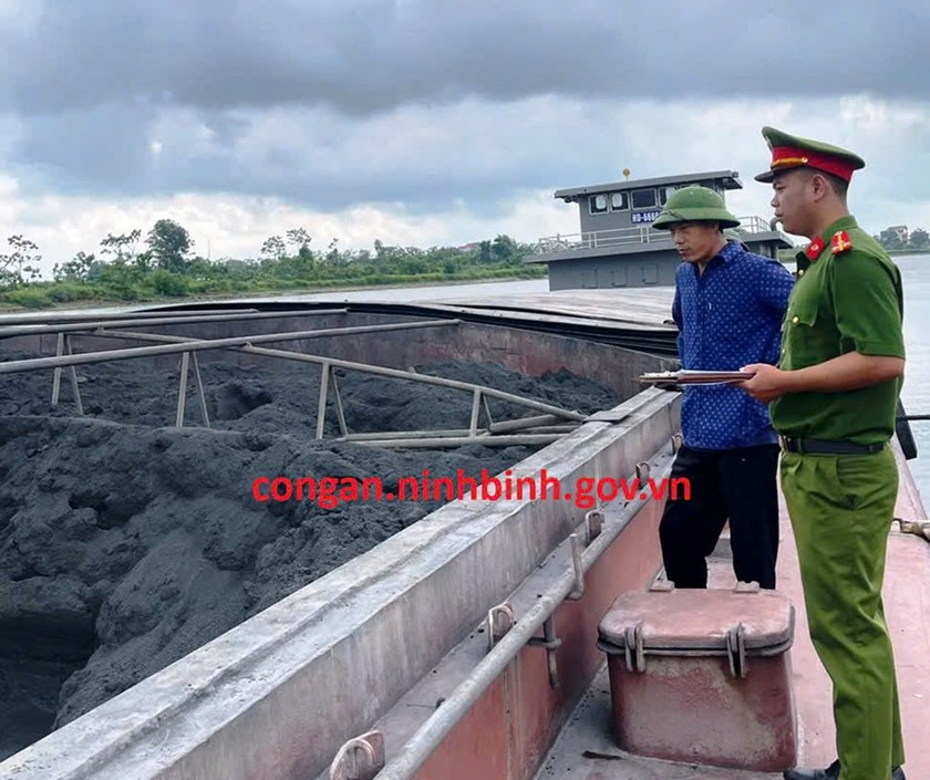 Lực lượng chức năng kiểm tra hàng hoá trên tàu số HD -6666 do ông Việt điều khiển.(ảnh Công an tỉnh Ninh Bình cung cấp)