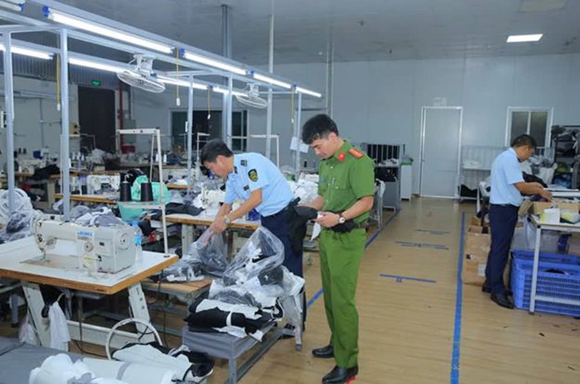 Lực lượng chức năng đã tạm giữ toàn bộ số hàng hóa, máy móc và nhãn mác để tiếp tục xác minh làm rõ. (Ảnh: Chi cục Quản lý thị trường tỉnh Ninh Bình)