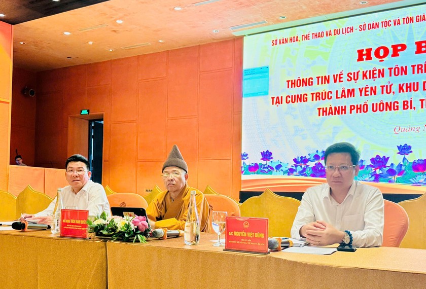 Các đại biểu chủ trì cuộc họp báo.
