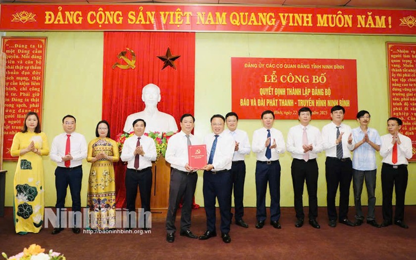 Ông Đoàn Thanh Hải - Phó Bí thư Đảng ủy các cơ quan Đảng tỉnh Ninh Bình trao quyết định thành lập Đảng bộ Báo và Đài PT-TH Ninh Bình. Ảnh: Báo Ninh Bình