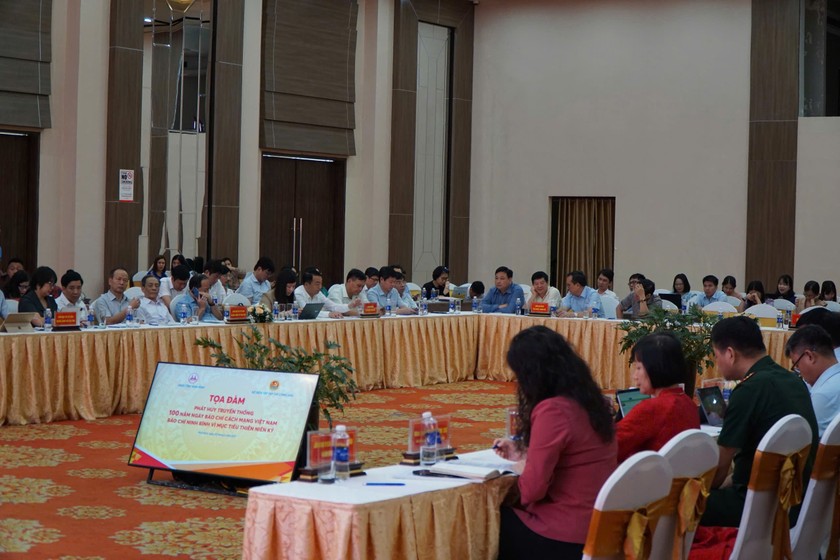 Hơn trăm đại biểu, nhà báo tham dự tại buổi Toạ đàm