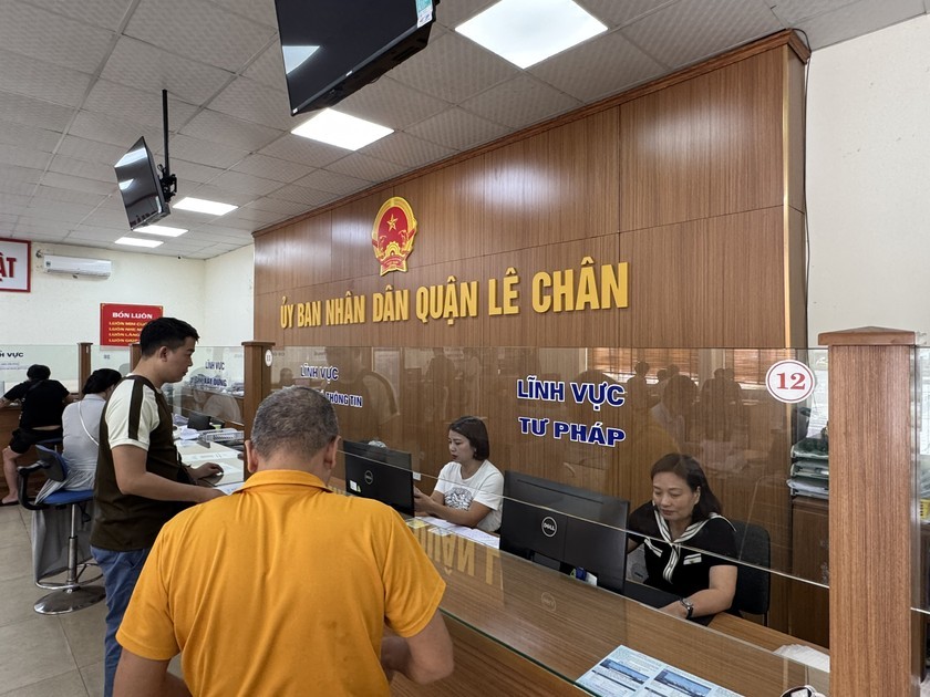Người dân làm việc tại Trung tâm hành chính công quận Lê Chân. (ảnh minh hoạ)