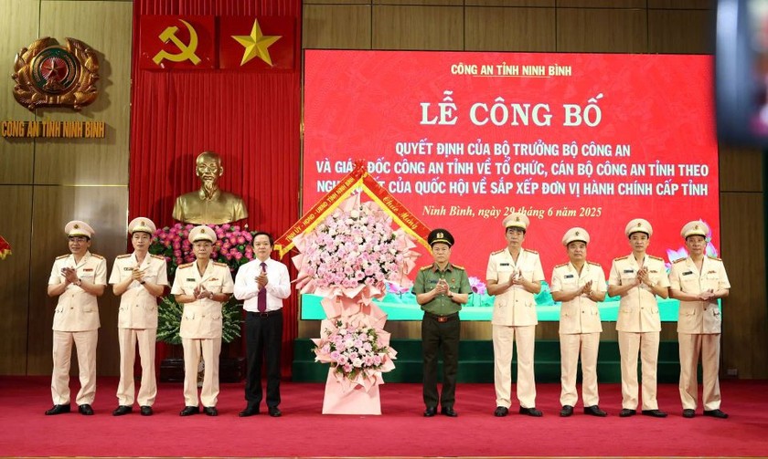 Chủ tịch UBND tỉnh Ninh Bình Phạm Quang Ngọc tặng hoa chúc mừng Công an tỉnh. Ảnh: Công an tỉnh Hà Nam.
