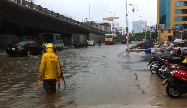 Người dân Hà Nội bì bõm trong nước do cơn mưa kéo dài