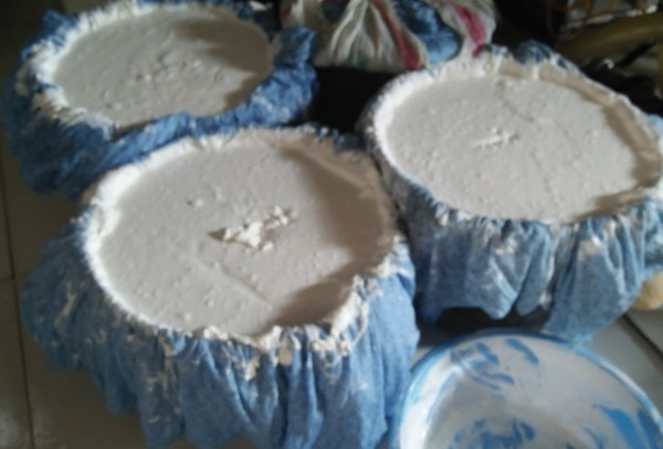 Các thùng nhựa đựng bột nước cáu bẩn, nham nhở.