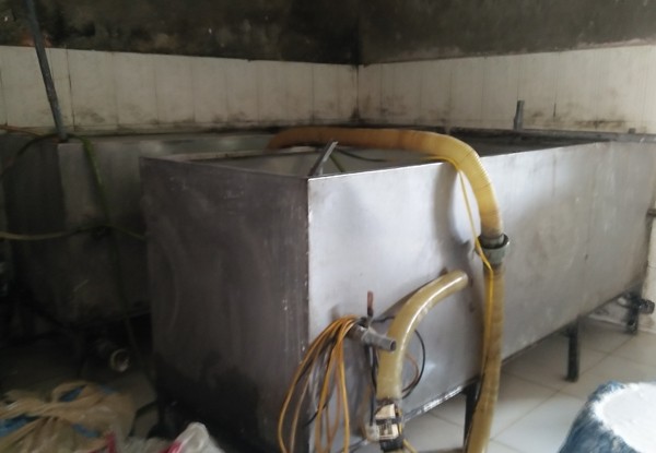 Các thùng nhào bột cám đầy bụi bẩn vẫn được sử dụng hàng ngày.