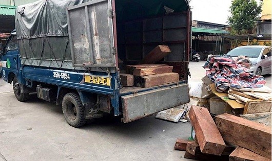 CSGT Hà Nội bắt quả tang nữ tài xế đang chở gần 900 kg gỗ lậu