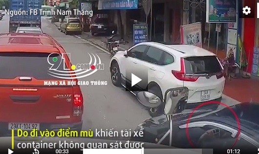 Xin vượt đúng điểm mù xe tải, tài xế nhận trái đắng