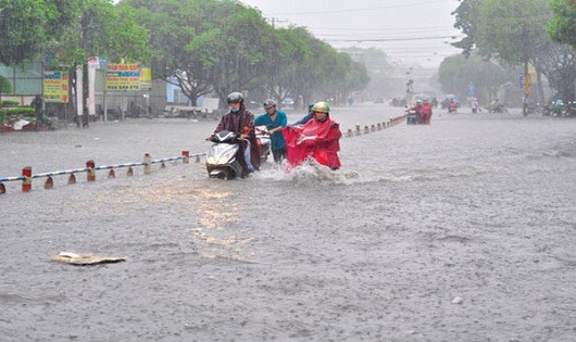 Kinh nghiệm “xương máu” khi đi xe ga trong ngày mưa to, ngập nuớc