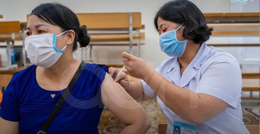 Người dân tiêm vaccine tại phường Hồng Hải. Ảnh: ĐQN