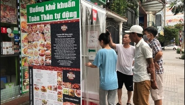 Cửa hàng Pizza trang bị buồng khử khuẩn phòng COVID-19