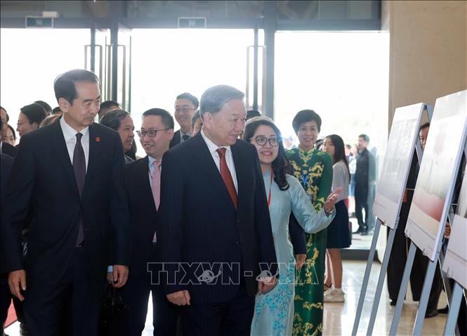 Tổng Bí thư Tô Lâm xem trưng bày ảnh về thành tựu 75 năm quan hệ Việt – Trung, do TTXVN thực hiện. Ảnh: Thống Nhất/TTXVN