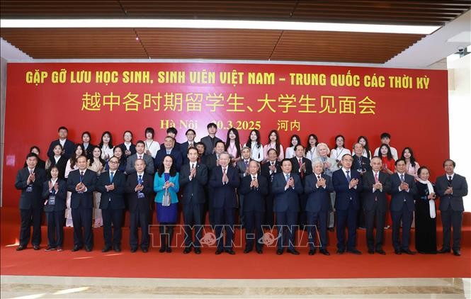 Tổng Bí thư Tô Lâm và các đại biểu dự chương trình Gặp gỡ lưu học sinh, sinh viên Việt Nam - Trung Quốc các thời kỳ. Ảnh: Thống Nhất/TTXVN