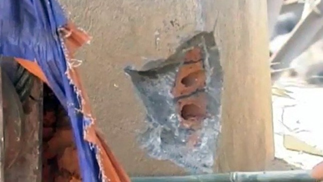 Người dân phát hiện có gạch lỗ trong trụ cầu Chu Va 6. 