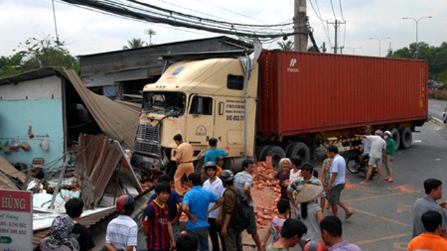 3 căn nhà đổ sập vì Container mất lái