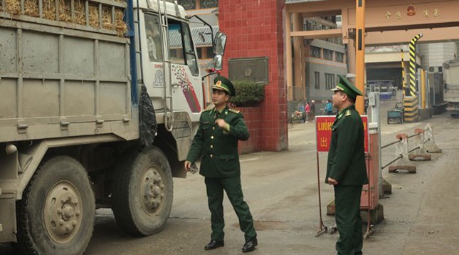 Đắng cay trái ngọt chất đống nơi cửa khẩu