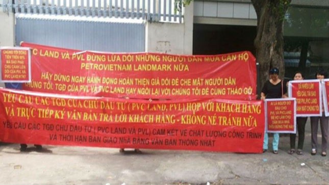 Quá thất vọng về chủ đầu tư, khách hàng mua dự án PetroVietnam Landmark treo bảng tố cáo doanh nghiệp và đòi nhà trước trụ sở của PVC Land. Ảnh: Vũ Lê