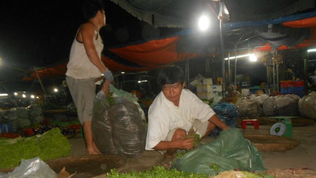 Những người đàn ông bán hàng ở chợ đầu mối Bãi Dâu