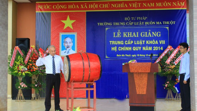 Thứ trưởng đã đánh trống khai giảng năm học mới.