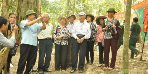  Ông Dương Văn Trang, phó bí thư thường trực tỉnh ủy và ông Ngô Thành, nguyên phó bí thư thường trực tỉnh ủy cùng với các cán bộ lão thành thăm lại chiến trường xưa