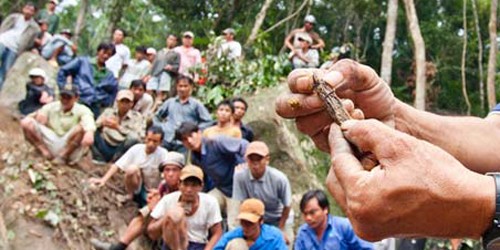 Một người đào được mẩu kỳ nam bằng ngón tay, hàng trăm đôi mắt chăm chăm theo dõi (Hình: Tiến Thành)