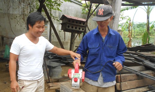 Anh Huy nay là thợ phục dựng nhà rường có tiếng