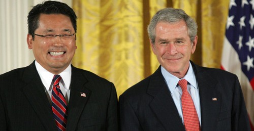 Kay Hiramine và Tổng thống Mỹ George Bush trong buổi lễ trao tặng giải thưởng ngày 5/10/2007.