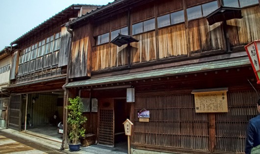 Một phòng trà truyền thống tại Kyoto – Ochaya – nơi các kỹ nam geisha sẽ biểu diễn phục vụ cho khách. 