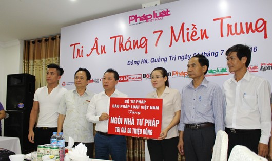 Báo PLVN trao tặng “Mái ấm Tư pháp” cho nữ cán bộ Thi hành án Tp Đông Hà