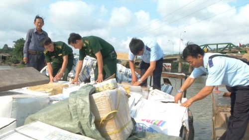 Lực lượng Hải quan phối hợp lực lượng Biên phòng bắt vụ buôn lậu tổng lô hàng trị giá hơn 5 tỷ đồng.