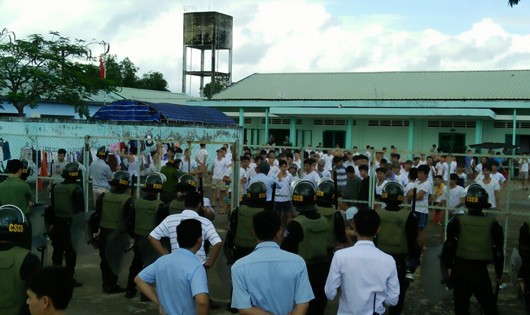 Sau giờ ăn sáng, các học viên bắt đầu tụ tập để yêu sách với cơ sở. Ảnh Báo Đồng Nai