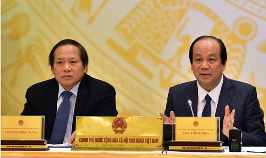 Bộ trưởng, Chủ nhiệm VPCP, Người phát ngôn của Chính phủ Mai Tiến Dũng (phải) và Bộ trưởng Bộ TT&TT Trương Minh Tuấn chủ trì cuộc họp báo Chính phủ - Ảnh: VGP/Nhật Bắc