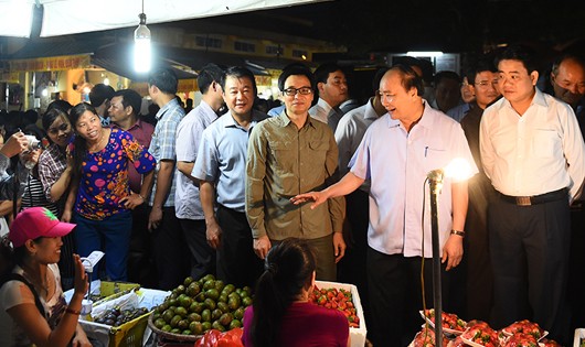 “Bà con hãy nhớ sức khoẻ của cộng đồng chính là tương lai, là con cháu của chúng ta.” - Thủ tướng nhấn mạnh.