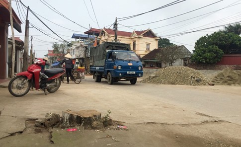 Đường làng xã Cẩm Yên không còn bóng cây xanh, nhưng vẫn tồn tại những đống cát sỏi đồ sộ (ảnh VTC)