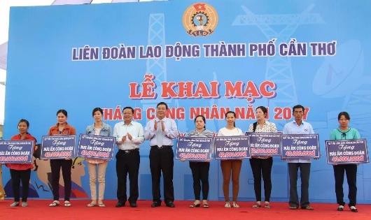 Lãnh đạo Thành ủy, HĐND TP Cần Thơ trao hỗ trợ xây dựng 8 căn nhà “Mái ấm công đoàn” cho công nhân lao động có hoàn cảnh khó khăn.