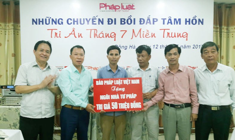 Lãnh đạo Báo PLVN trao tặng căn nhà tình nghĩa cho cán bộ Tư pháp có hoàn cảnh khó khăn