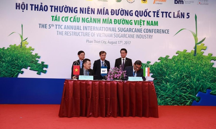 Đại diện lãnh đạo ngành đường TTC và đại diện lãnh đạo Tập đoàn Mitr Phol ký biên bản hợp tác