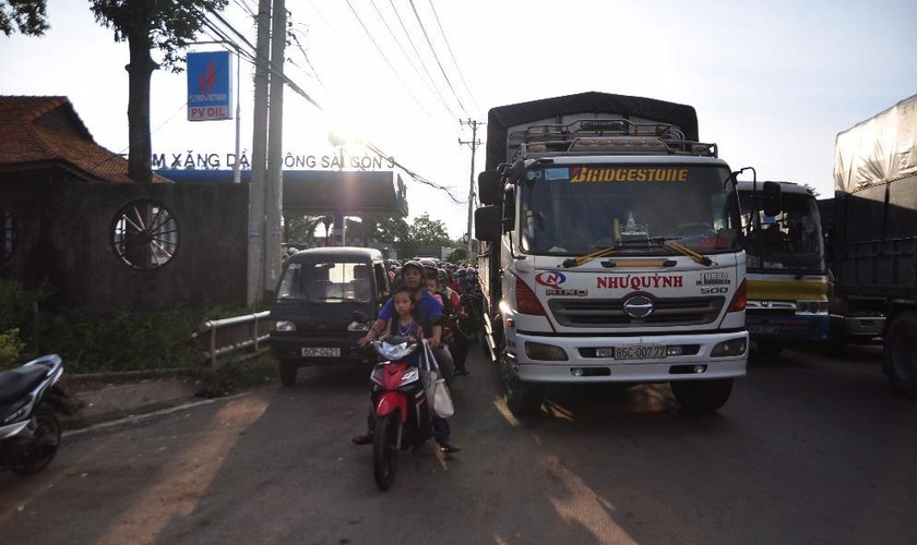 Tài xế qua trạm bằng tiền lẻ gây nên tình trạng kẹt xe trên quốc lộ 1A