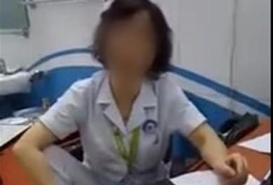 Bộ Y tế đề nghị xử lý bác sĩ gác chân lên ghế đối thoại với người nhà bệnh nhân