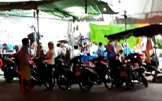 Gia đình nạn nhân lo hậu sự cho người quá cố.