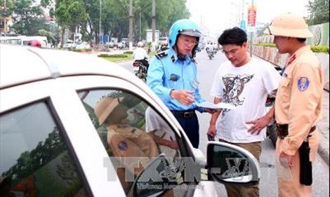 Ô tô 5 chỗ chở 5 người lớn và 3 trẻ nhỏ được không?