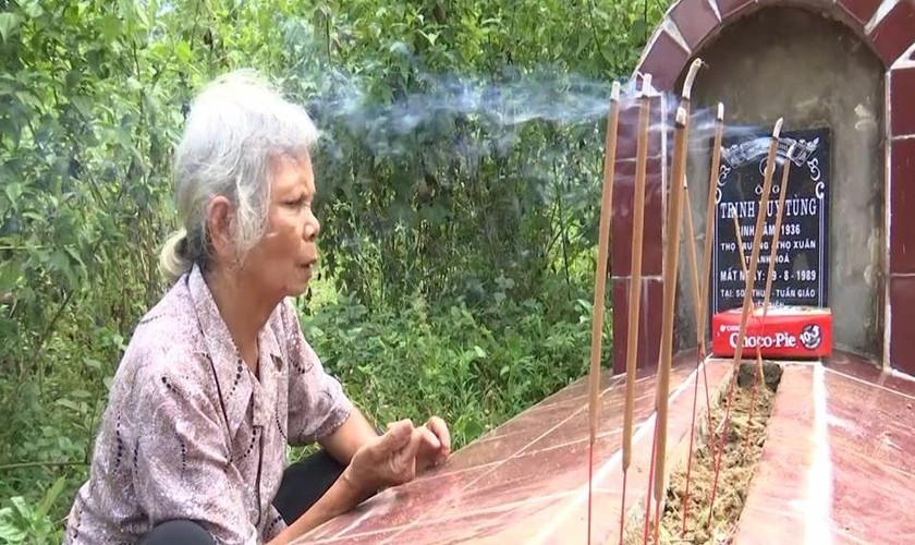 Bà Nga bên mộ chồng
