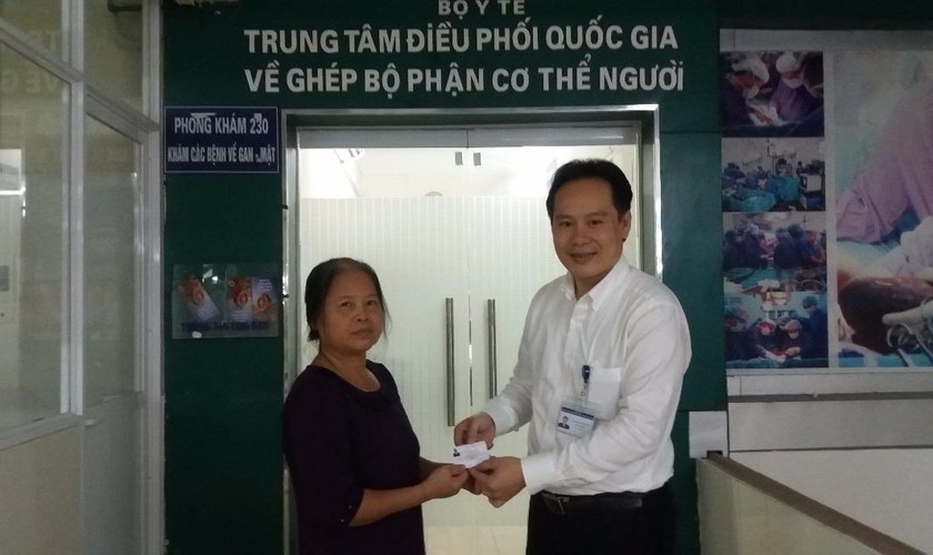 Phó giám đốc Trung tâm điều phối Quốc gia về ghép bộ phận cơ thể người trao thẻ cho một người tự nguyện hiến tạng.
​