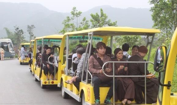 Thí điểm xe 4 bánh chạy điện, xăng chở khách du lịch